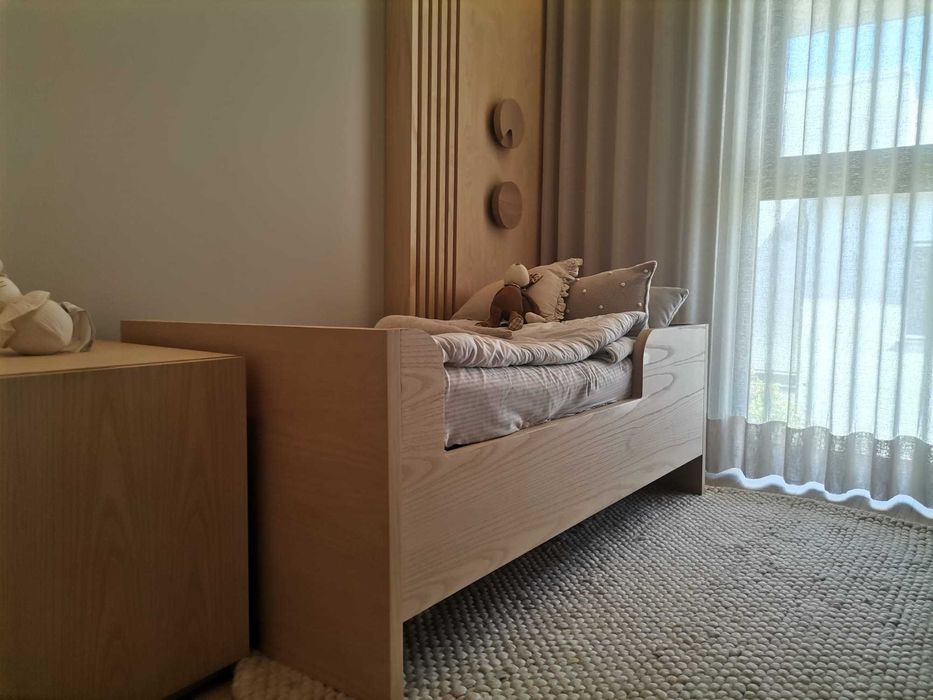 Cama criança em madeira clara