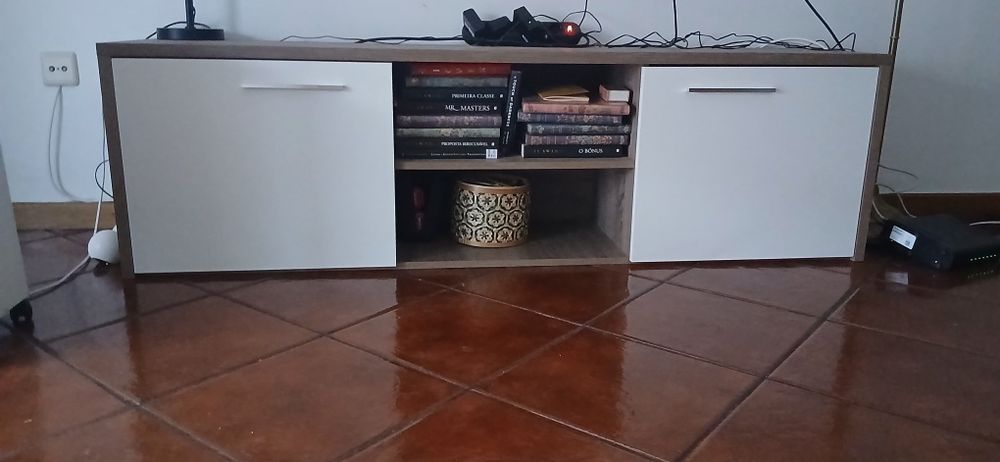 Vendo conjunto de mobiliário em excelente estado, com design moderno em acabamento carvalho e branco, ideal para sala de estar e sala de jantar.