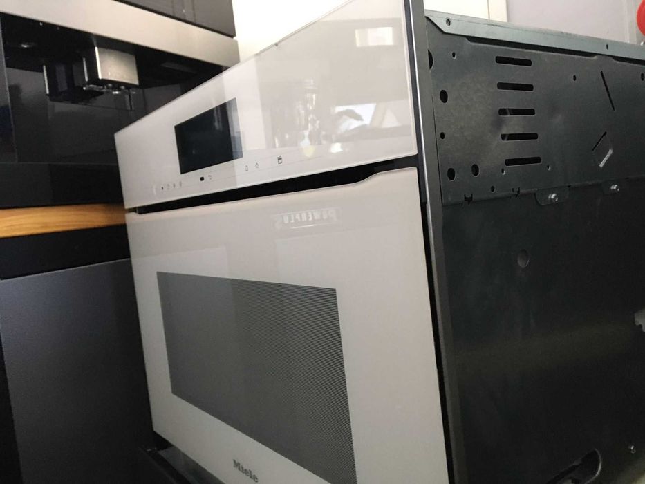 Bezuchwytowy piekarnik z kuchenką mikrofalową Miele H 7840 BMX