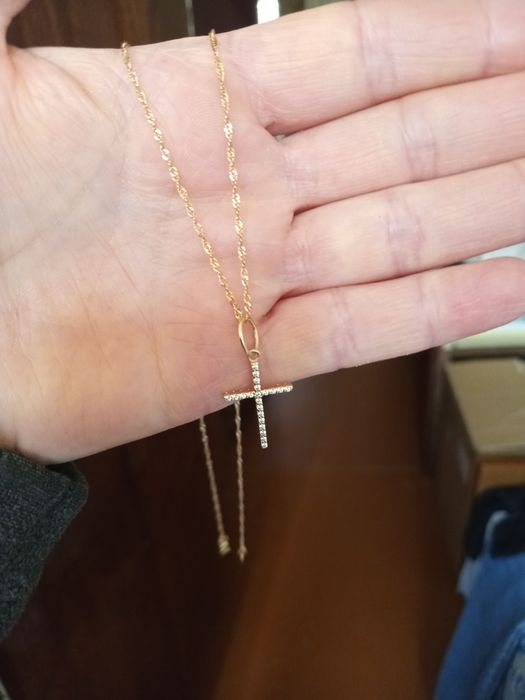 Золотая цепочка с крестиком