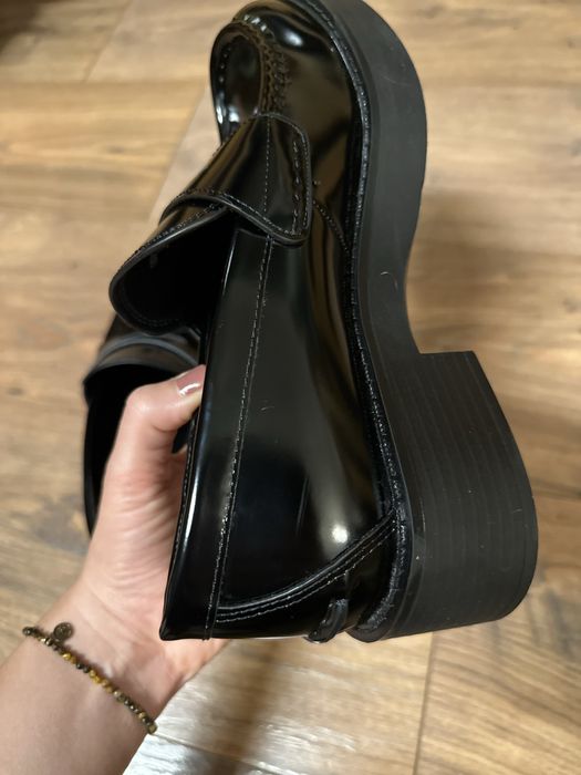 Lakierowane mokasyny z paskiem Zara czarne