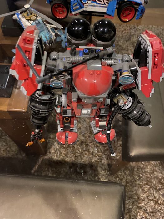 Lego de robô vermelho