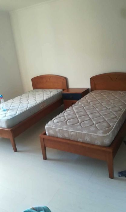 Duas camas de solteiro em madeira de cerne – como novas!