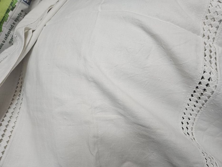 Toalha de linho com renda feita à mão