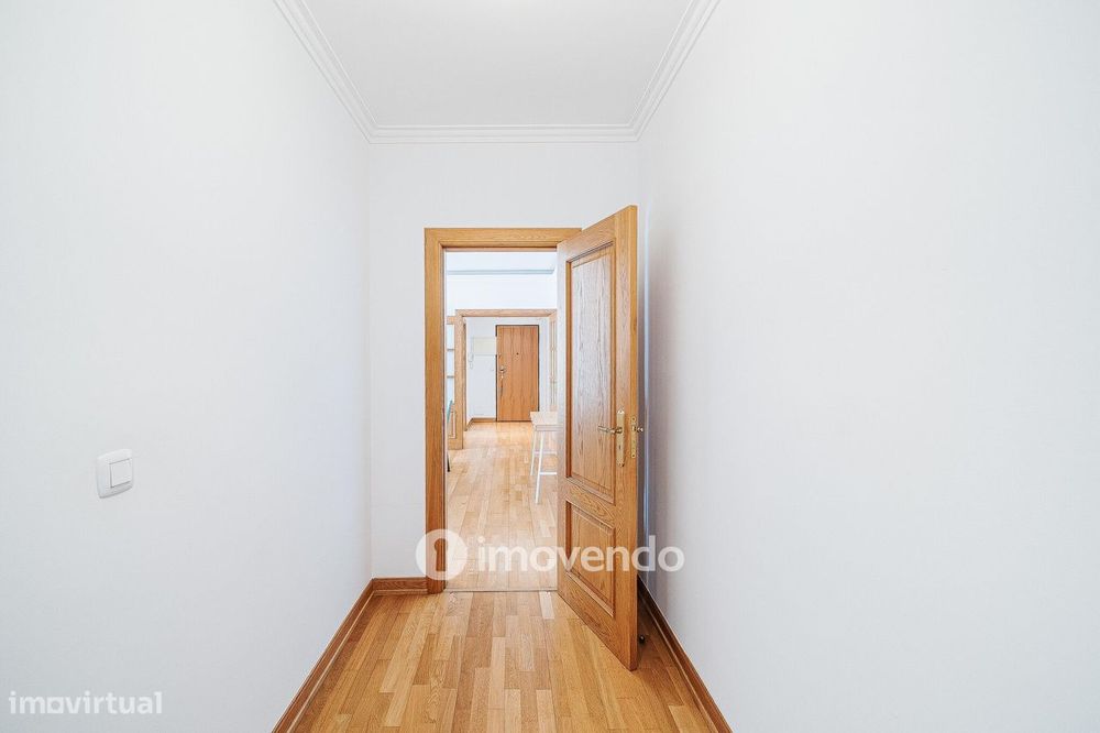 Apartamento T3 com estacionamento, no Condomínio Jardim da Lomba