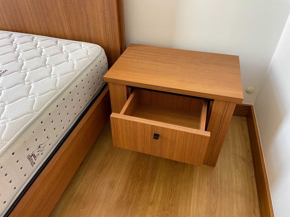 Vendo Duas Mesas de Cabeceira - Como Novas!