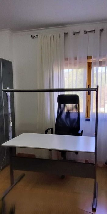 Secretária Branca e Cromada