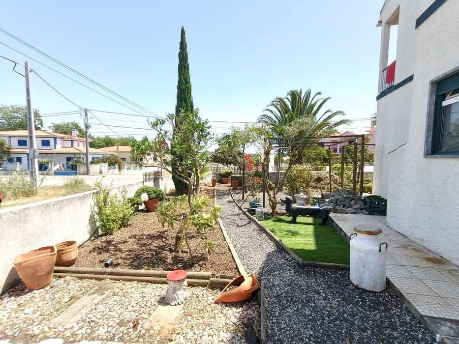 Apartamento renovado com jardim e garagem