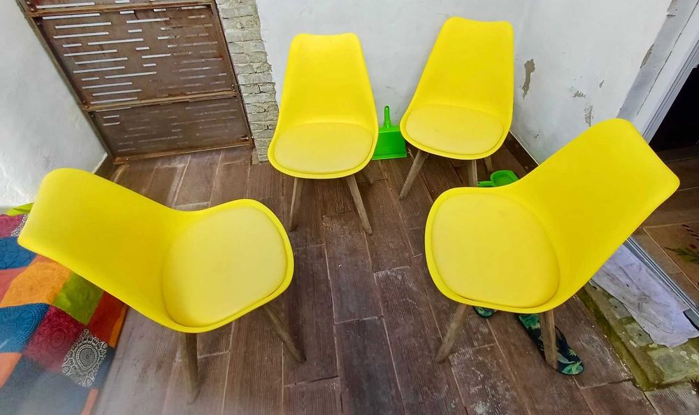 Conjunto de 4 cadeiras amarelas