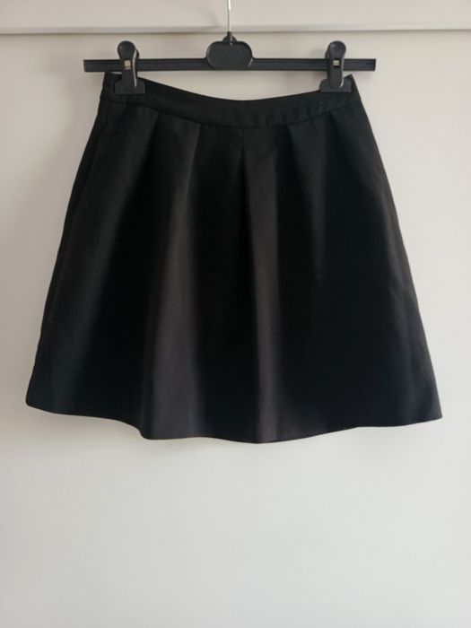 Czarna krótka spódniczka Stradivarius