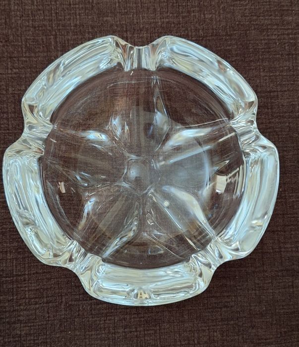 Cinzeiro de vidro transparente
