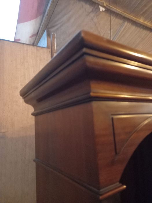 Estantes em madeira com prateleiras