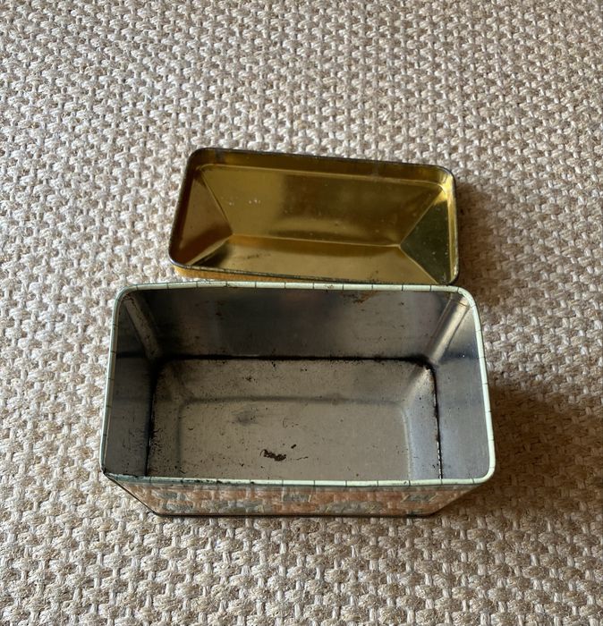 Caixa de lata decorativa em forma de casa