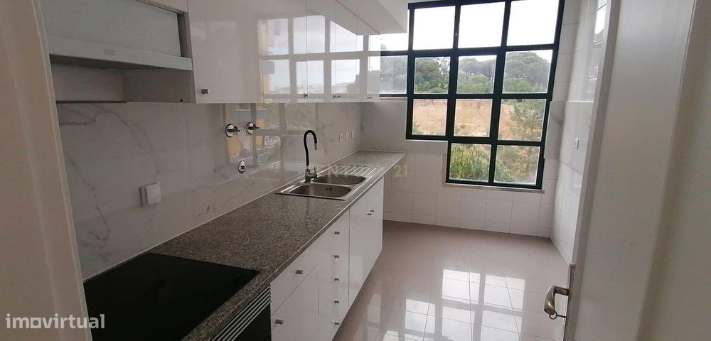 Apartamento de 4 Assoalhadas com Vista sobre o Parque da Paz situado n — Laranjeiro E Feijó, Setúbal