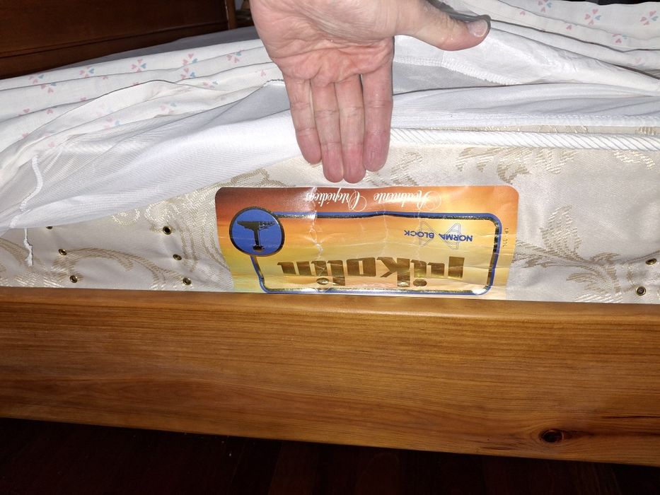 Vendo móveis de quarto (Madeira antiga de qualidade)