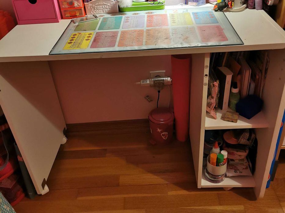 Cama alta com secretária