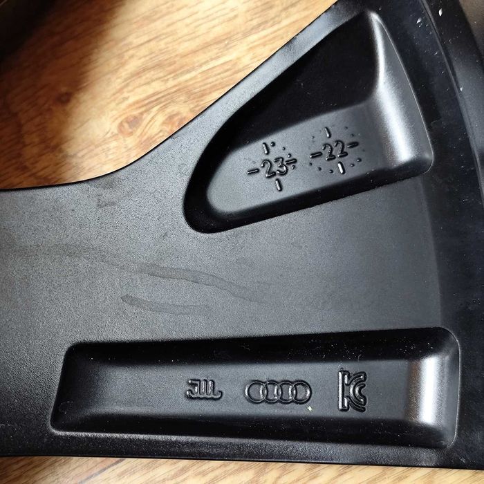 R22 9.5J ET36 оригінал AUDI Q8 SQ8 e-tron 4KE AM диск