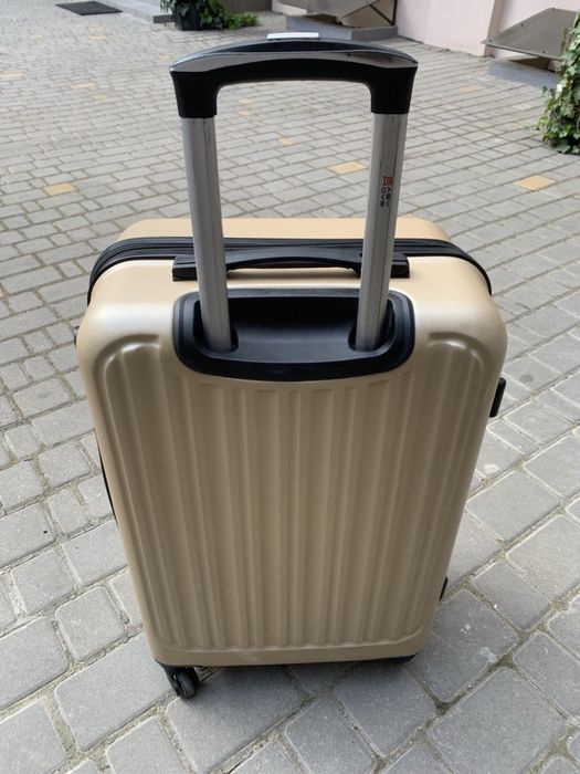 Продам чемодан среднего размера, б/у