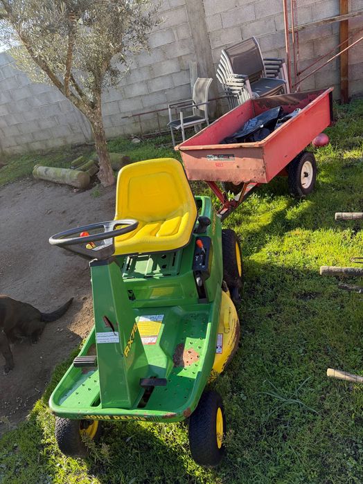 Trator corta relva John Deere com reboque