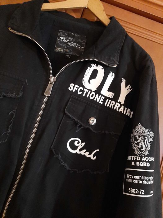 Czarna męska kurtka z napisami