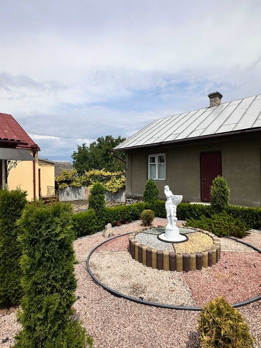 2 будинки+виробниче двоповерхове приміщення на території