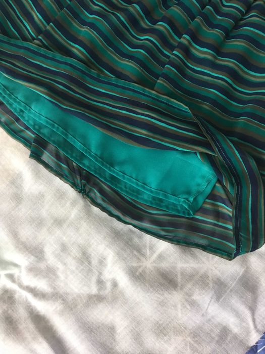 Saia curta em padrão riscado