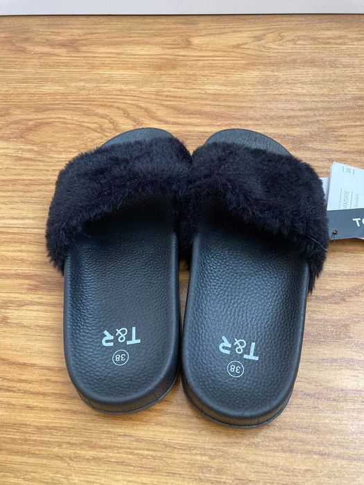 Klapki czarne z futerkiem 38