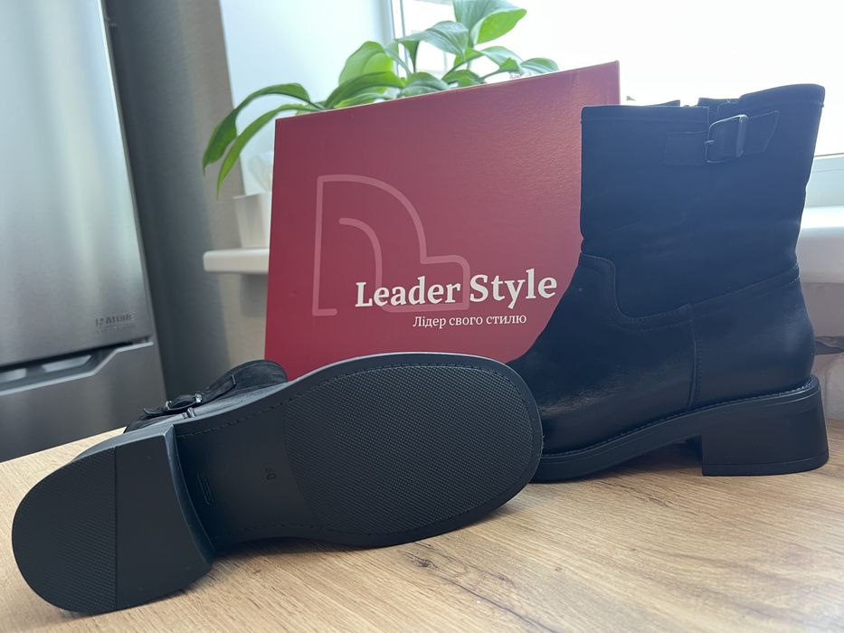 Продаж жіночих напівчоботів.