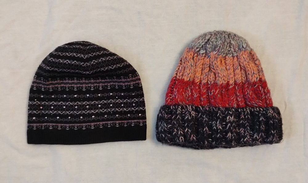 Полушерстяные шапочки: со стразами и без.