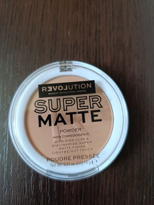 Компактна Пудра revolution super mate нова