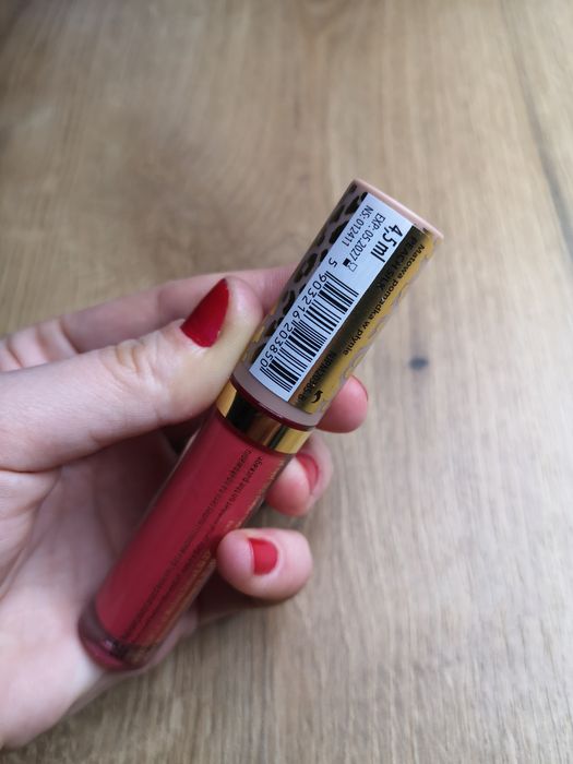 Pomadka błyszczyk matowy szminka firmy Joko piękny malinowy kolor