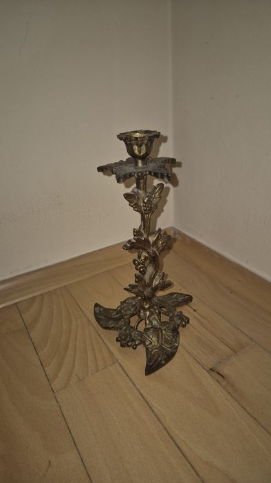 Świecznik z Mosiądzu.