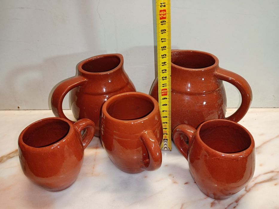 Cinco canecas em barro antigas perfeitas para uma decoração rústica