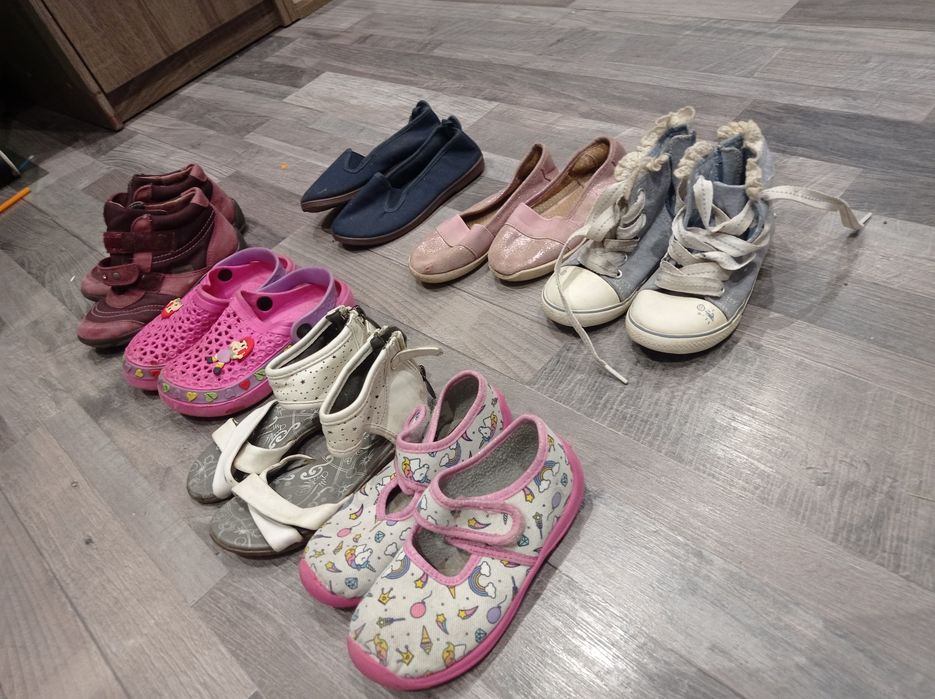 Buty rozmiar 27 dziewczynka cena za wszystkie pary 9 zł