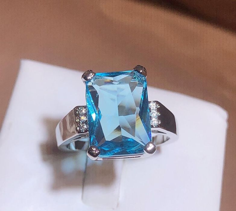 Гарна стильна каблучка