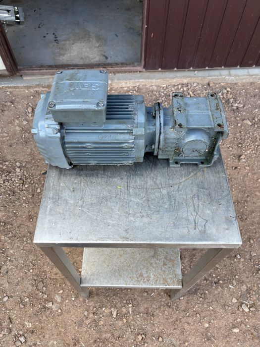 Motoreduktor 0,55  kw 140 obr