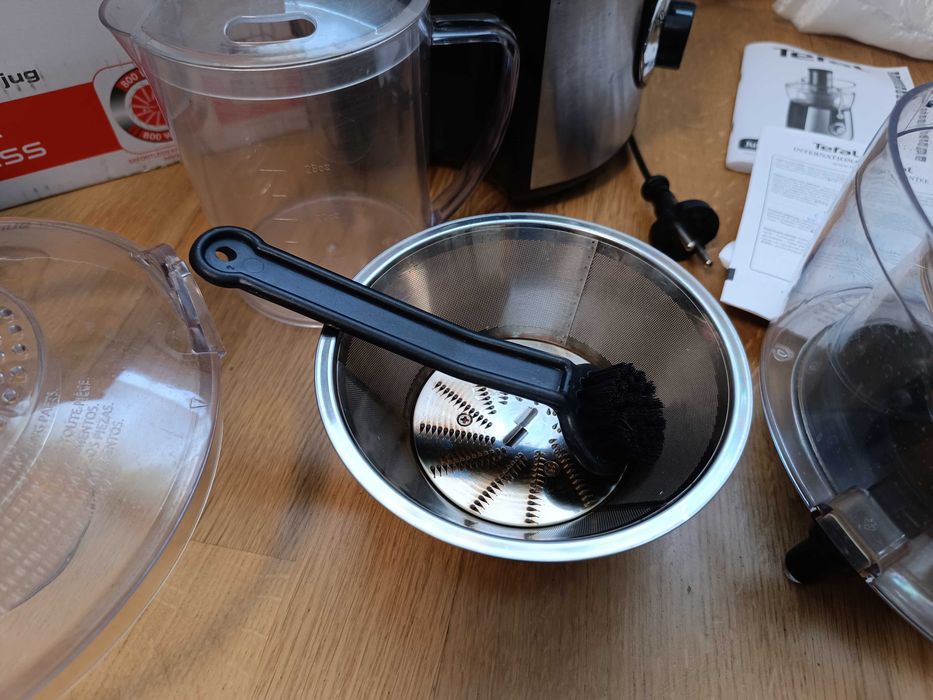 Соковижималка Тefal JUICE EXPRESS ZE550D38