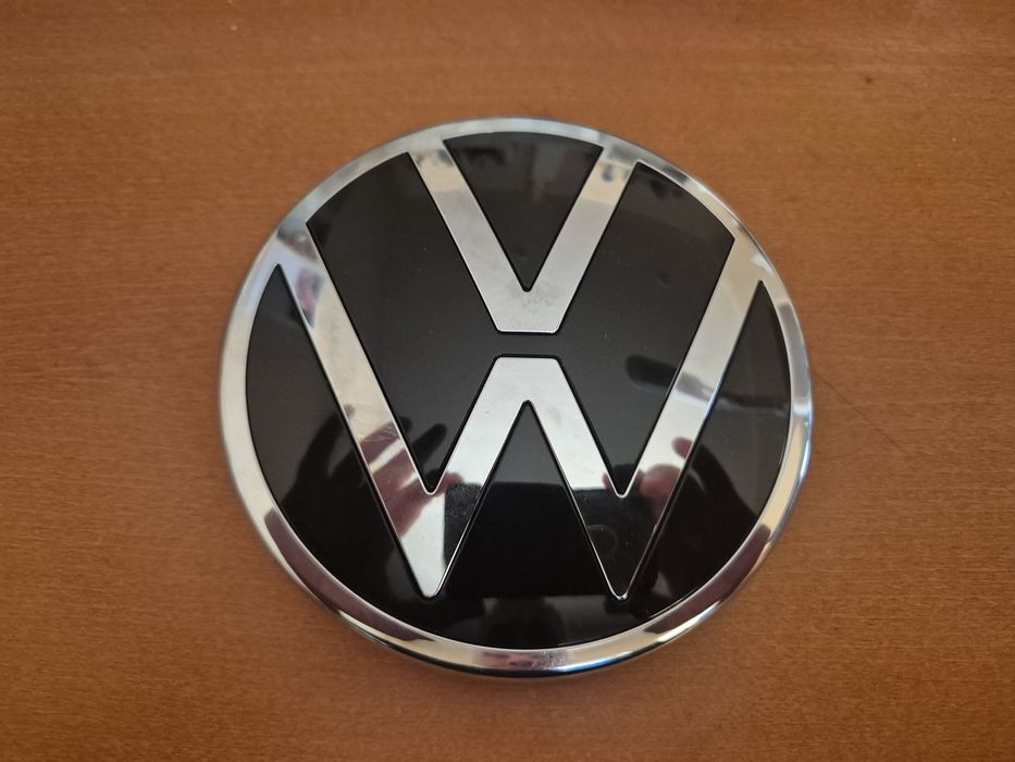 emblemat VW przód – nowy OEM – Passat / Golf / Arteon / Tiguan