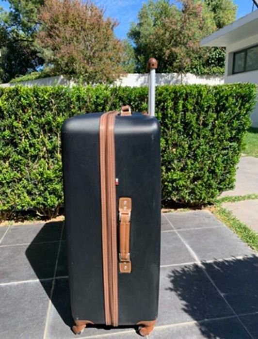 Mala de viagem grande com 4 rodas (marca Tommy Hilfiger)—em bom estado