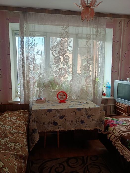 Здається   1 кімната в 3 кімнатній з власником