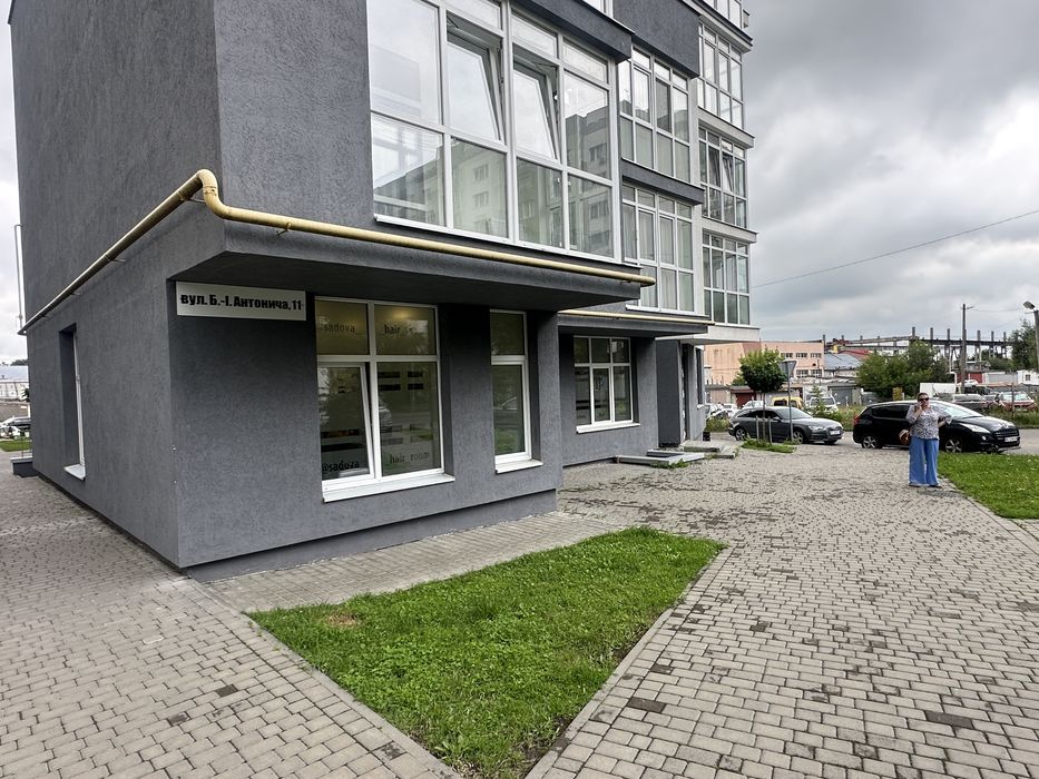 Оренда фасадного приміщення з євроремонтом — вул. Антонича 11, 95м2