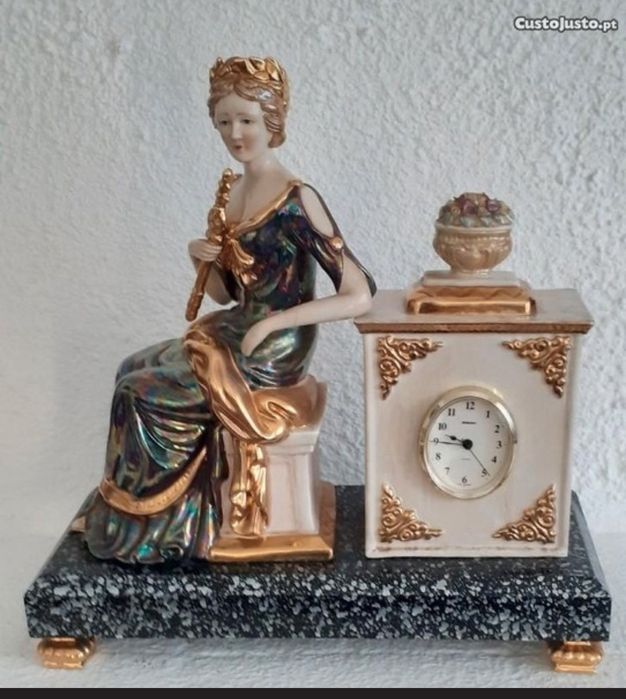 Relógio em Porcelana belíssima antigo a funcionar