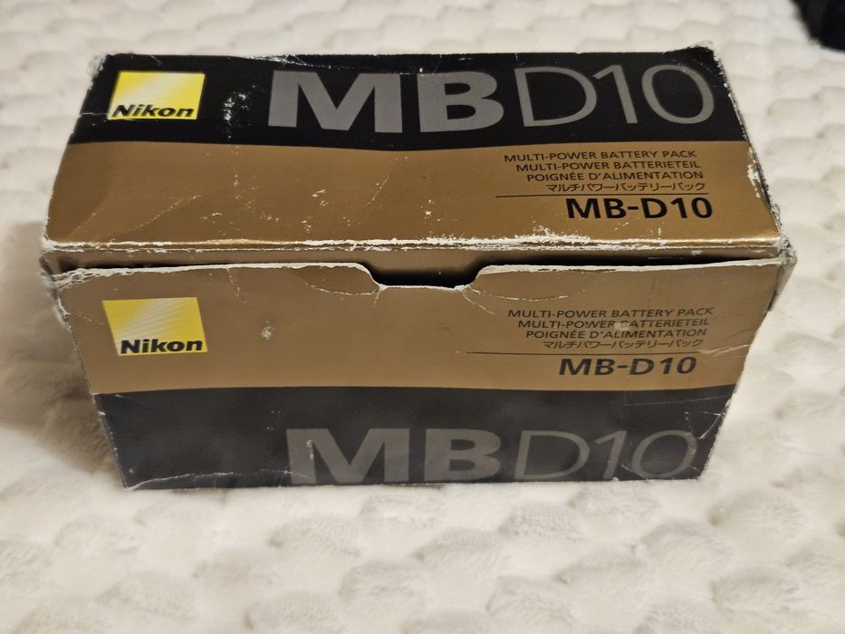 Grip Nikon MBD-10 grip, battery pack.