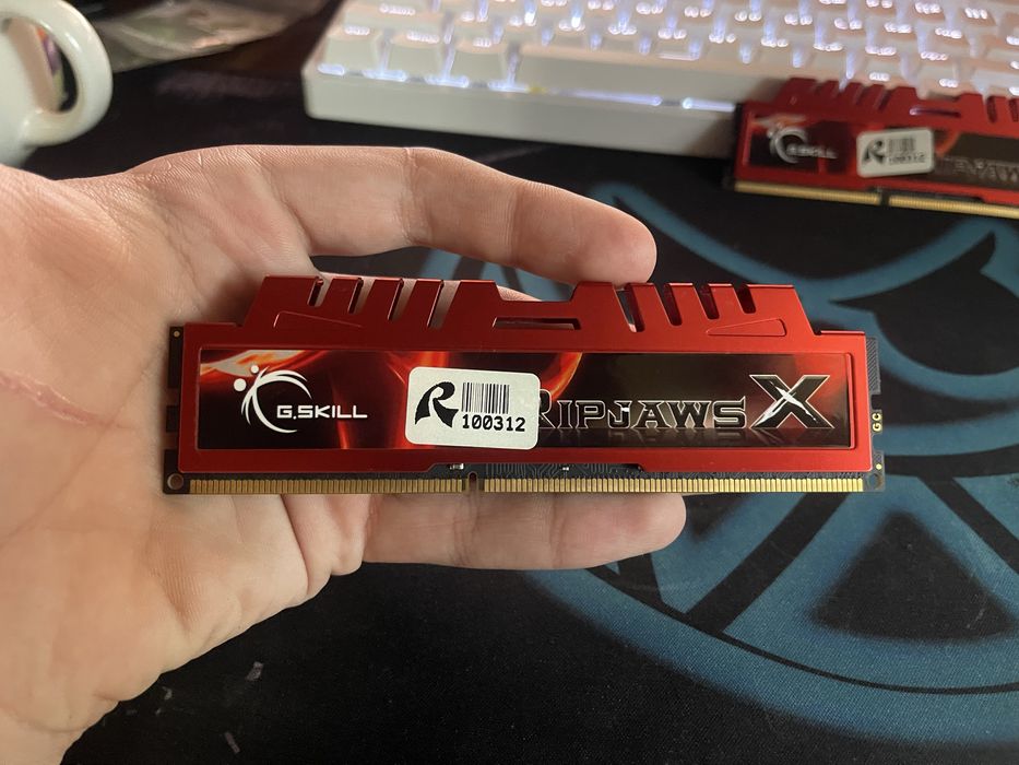 Оперотивна память F3-12800 2 плашки по 4 gb ddr3 -1600 б/у все робить