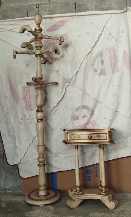 Conjunto de Bengaleiro de pé alto e mesa de apoio em madeira com detalhes dourados