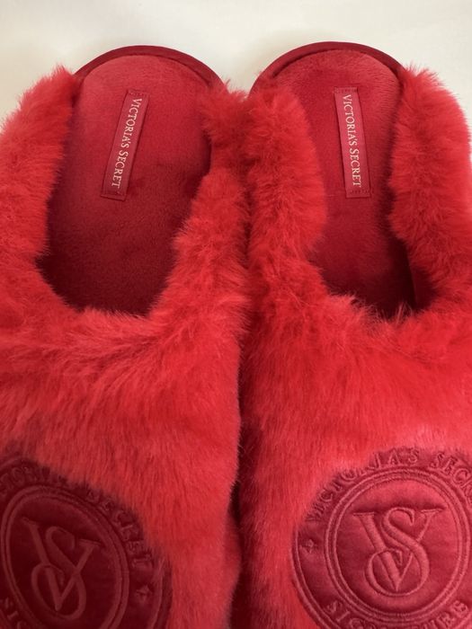 Червоні хутряні капці Victoria's Secret Signature
