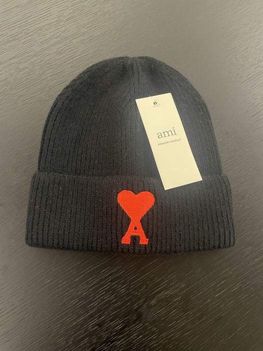 Gorro preto com detalhe vermelho Ami Paris