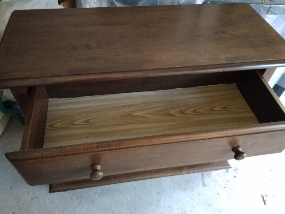 cómoda pequena em madeira