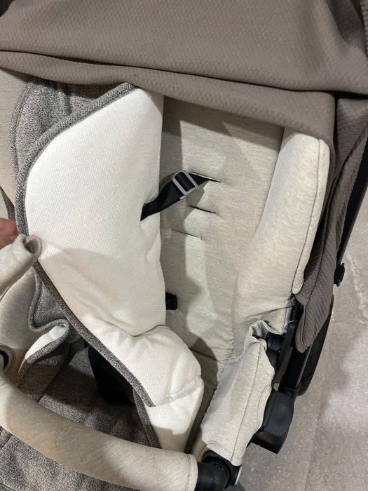 Carrinho e ovo de bebe com oferta de mala e capa chuva