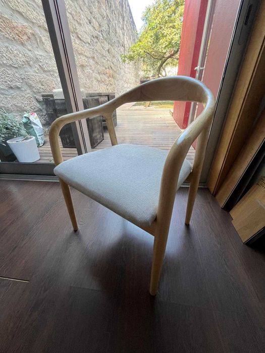 Mesa de jantar extensível + 4 cadeiras